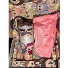 Stanley Quencher H2.0 1.18 L Kulplu Termos Bardak – Loveshackfancy Labubu Özel Baskı, Flowstate™ 3 Konumlu Kapak