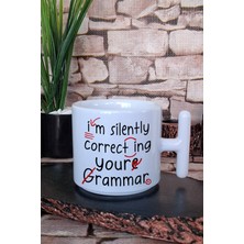 Silently Correcting Your Grammar Baskılı Ingilizce Öğretmeni T Kulplu Latte Fincanı Kupa Bardak