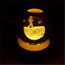 Ayda Yürüyen Astranot Temalı Ahşap Altlıklı Şık Dekoratif Gece Lambası