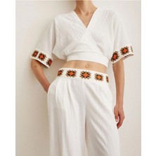 Süzene Nakışlı Kruvaze Yaka Kuşaklı Crop Keten Kumaş Takım