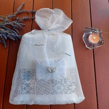 El Yapımı Çeyizlik Nakışlı Krem Havlu – File Kesede Dantel Fiyonk