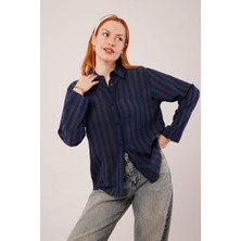 Düğmeli ve Çizgi Detaylı Lacivert Gömlek