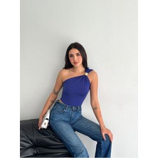 Tek Omuz Aksesuar Detaylı Crop Sandy Kumaş Bluz