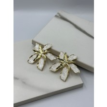 Beyaz Mineli Çiçekli Tasarım Çelik Küpe