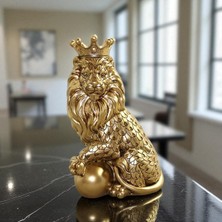 KuzeyTacı Altın Renkli Taçlı Oturan Kraliyet Aslanı Biblosu – Küre Detaylı Dekoratif Heykel Vip
