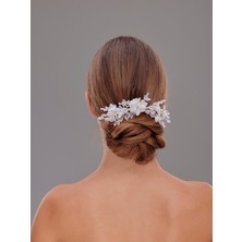 Beyaz Çiçek ve Kristal Detaylı Gelin Saç Aksesuarı – Düşük Topuz Için Zarif Tasarım