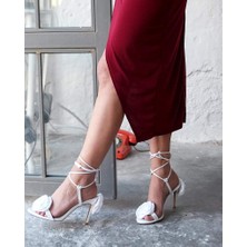 Lescarpe LES052 Beyaz Saten Gül Desenli Kadın Sandalet Ince Topuklu Bilekten Bağlamalı Ayakkabı Stiletto