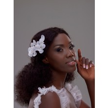 Magic Tiara Beyaz Çiçek ve Inci Detaylı Gelin Saç Tokası – Zarif ve Romantik Tasarım (2'li paket)