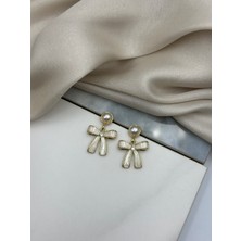 Gold Inci Detaylı Fiyonk Figürlü Sallantılı Küpe