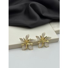Beyaz Mineli Çiçekli Altın Gold Detaylı Tasarım Şık Küpe