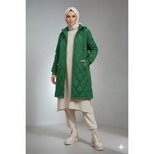 Kadın Zümrüt Yeşil Uzun Kapitone Astarlı Şişme Tesettür Mont HZL25W-BD151381