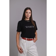 Milenia Style: Organik Pamuk Baskılı Beyaz Kadın Tişört – Yuvarlak Yaka, Normal Kesim