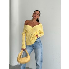 Kadın Yeni Sezon Sırt ve Ön Düğme Sarı Triko Hırka – Omuz Açık Kullanım Detaylı