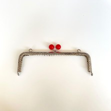 Çanta ve Cüzdan Klipsi Işlemeli Gümüş Renk Köşeli Model 20 cm Kırmızı Başlıklı ( Askılıklı )