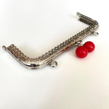 Çanta ve Cüzdan Klipsi Işlemeli Gümüş Renk Köşeli Model 15 cm Kırmızı Başlıklı ( Askılıklı )