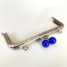 Çanta ve Cüzdan Klipsi Işlemeli Gümüş Renk Köşeli Model 15 cm Mavi Başlıklı ( Askılıklı )