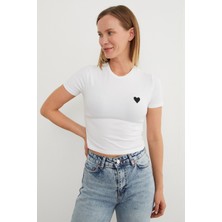 Kalp Nakışlı Bisiklet Yaka Crop Tişört