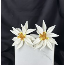 Beyaz Çiçekli Marka Model Tasarım Küpe