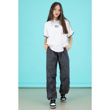 Füme Yazılı Oversize Tişörtlü Paraşüt Pantolonlu Kız Çocuk Takım 20294