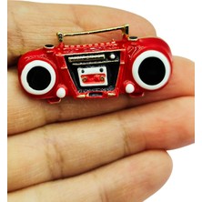 Retro Kırmızı Boombox Radyo Tasarım Broş – Vintage Müzik Severler Için Şık Aksesuar