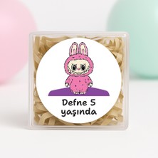 Kişiye Özel Labubu Temalı Doğum Günü Temalı Baskılı Yapışkanlı Etiket 4 cm Yuvarlak 24 Adet