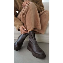 Mena  Hakiki Deri Küt Burunlu  Ön Kısımda Fermuar Aksesuarlı Kadın Bot- Acı Kahve