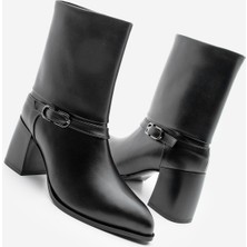 Marjin Kadın Sivri Burun Kemer Detaylı Kalın Topuklu Bot Taluva Siyah