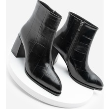 Marjin Kadın Sivri Burun Dikiş Detaylı Kalın Topuklu Bot Verika Siyah Croco