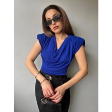 Kadın V Yaka Vatka Detay Kolsuz Dökümlü Bluz