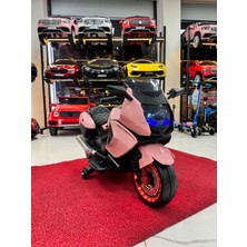 Pembe Renkli Bmw Akülü Motor 12 V Güç ile 30 kg Taşıma Kapasitesine Sahip Tek Kişilik Araç