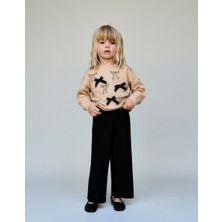Kız Çocuk Pamuklu Bej Fiyonk Desenli Sweatshirt ve Siyah Pantolon Takım – Şık ve Rahat Kombin