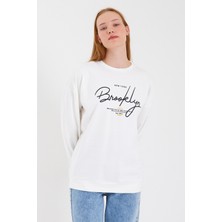 Süperlife Kadın Bisiklet Yaka Regular Fit El Yazılı Brooklyn Ince Sweatshirt SPR23SWK331