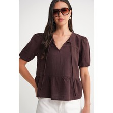 4715 Kadın Yakası Bağlamalı Kısa Kol Müslin Bluz Kahve