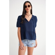 4715 Kadın Yakası Bağlamalı Kısa Kol Müslin Bluz Lacivert