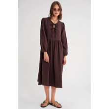 4739 Kadın Yakası Bağlamalı Müslin Midi Elbise Kahve