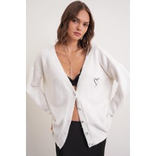 6953 Kadın Oversize Yün Karışımlı Premium Kalp Nakışlı Hırka Kemik