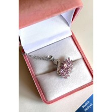 The Collection Kararmaz Gümüş Kuğu Kolye Pembe Taşlı Çelik Alerji Yapmayan Özel Tasarım Kadınlar İçin