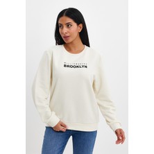 Kadın Bisiklet Yaka Rahat Kalıp 3 Iplik Kalın Brooklyn Baskılı Sweatshirt SPR24SWK29