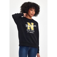 Kadın Bisiklet Yaka Rahat Kalıp Içi Polarlı 3 Iplik Kalın N Baskılı Sweatshirt SPR24SWK25