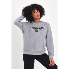 Kadın Bisiklet Yaka Rahat Kalıp 3 Iplik Kalın Tokyo Baskılı  Sweatshirt SPR24SWK30