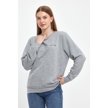 Kadın Bisiklet Yaka Rahat Kalıp 3 Iplik Kalın Ar Nakışlı Sweatshirt SPR24SWK33