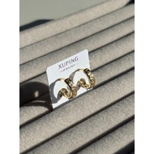 Xuping Çelik Küpe Kadın Gold Altın Renk Kabartma Desenli Halka Küpe Riva Model Şık & Modern Tasarım