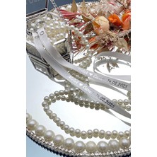 LORA DAVET İsimli Dökülen İncili Yüzük Kurdelesi Gümüş Yazılı 1 cm x 90 cm 42261
