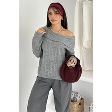 Kadın Kırmızı Omuz Açık Triko – Cesur & Feminen Kış Stili