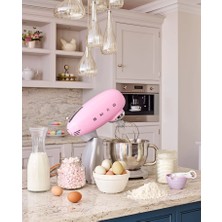 Smeg 50's Style Retro Pembe Stand Mikser Smf02pkeu  800 W Güç ve 4,8 lt Kapasite ile Dökme Demir Alüminyum Gövde