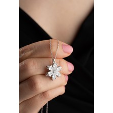 925 Ayar Gümüş Dönen Beyaz Taşlı Lotus Çiçeği Kadın Kolye