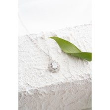 925 Ayar Gümüş Rodyum Kaplama Beyaz Taşlı Damla Kolye