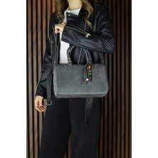 Erkan Saçmacı Gri Hakiki Dana Süet Fermuarlı Iç Cepli Askılı Boncuk Aksesuarlı Günlük Büyük Boy Omuz Çantası