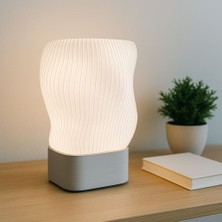 Modern Tasarımlı LED Masa Lambası – Dalga Formlu Minimalist Işık  Modern Dalga Formlu LED Masa Lambası - Minimalist ve Dekoratif Işık