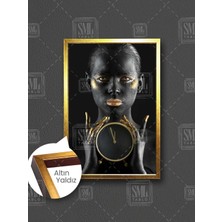 Saat Tutan Altın Makyajlı Kadın Altın Tırnaklar Çerçeveli Dikey Kanvas Tablo